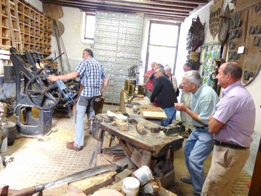 Jean-Claude montre le travail  la creuseuse